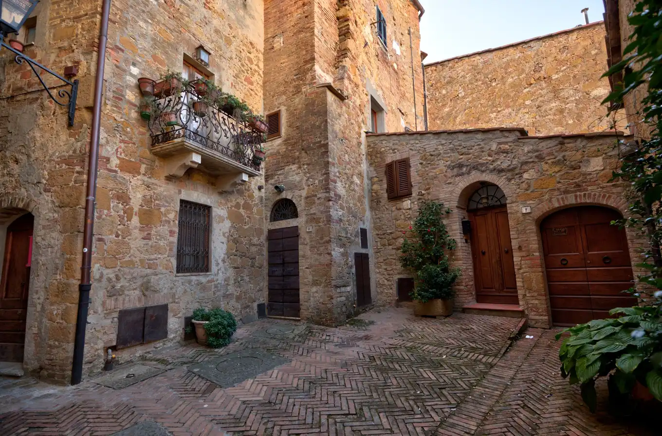 Cortile in pietra con porte in legno
